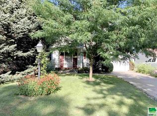 508 Valley View Dr, Vermillion, SD 57069