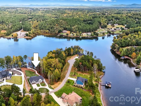 5764 Lake Pointe Dr, Hickory, NC 28630