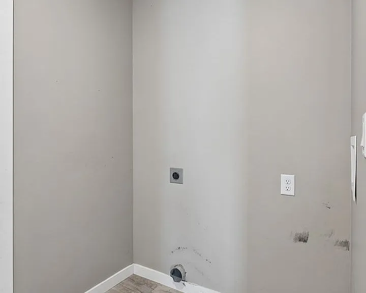 1073 N 170th Ter — Photo 16