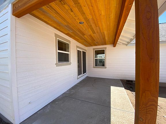 5th image of 655 NE Trestle St