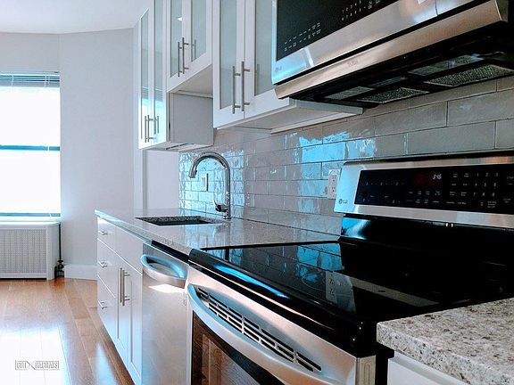 3rd image of 211 W 79th St APT 4