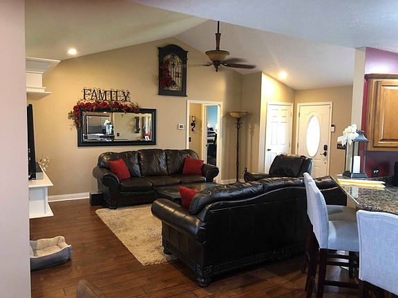 5th image of 413 Hickory Dr