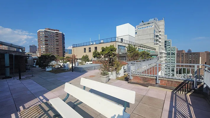 Rented by Julien Aractingi, LREB | media 14