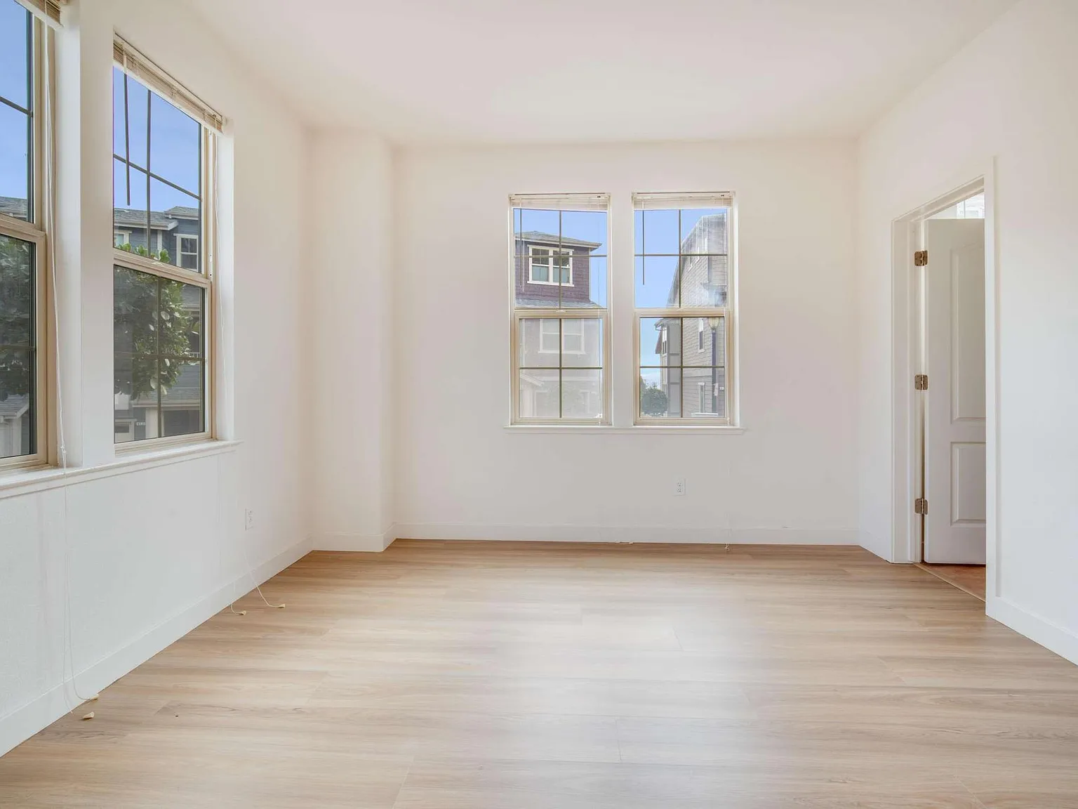 3 bed, 2300 sqft, $4,800 — Photo 3