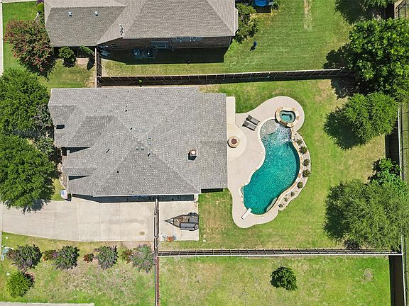 4th image of 5732 Chateau Dr