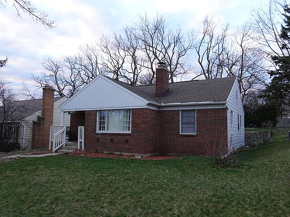 4th image of 825 Everglade Dr SE