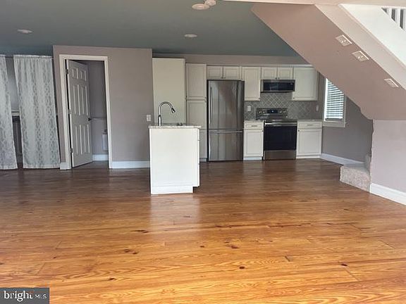 4th image of 301 E Marshall St