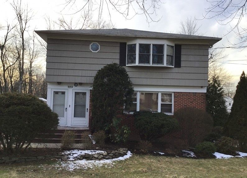 Front of the house, apt. located on 2nd floor. Central location, near NYC train, NP downtown, parks and schools