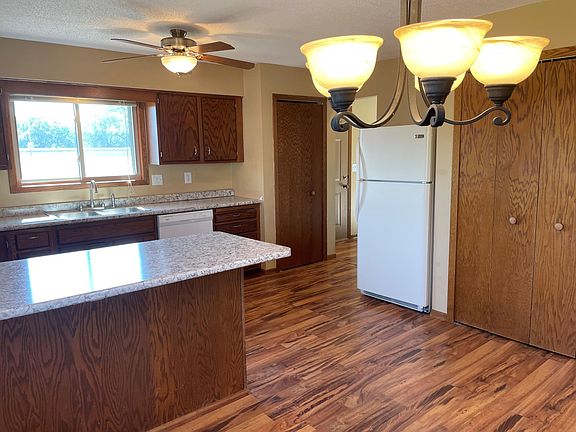 Dining room is right off of the kitchen peninsula
