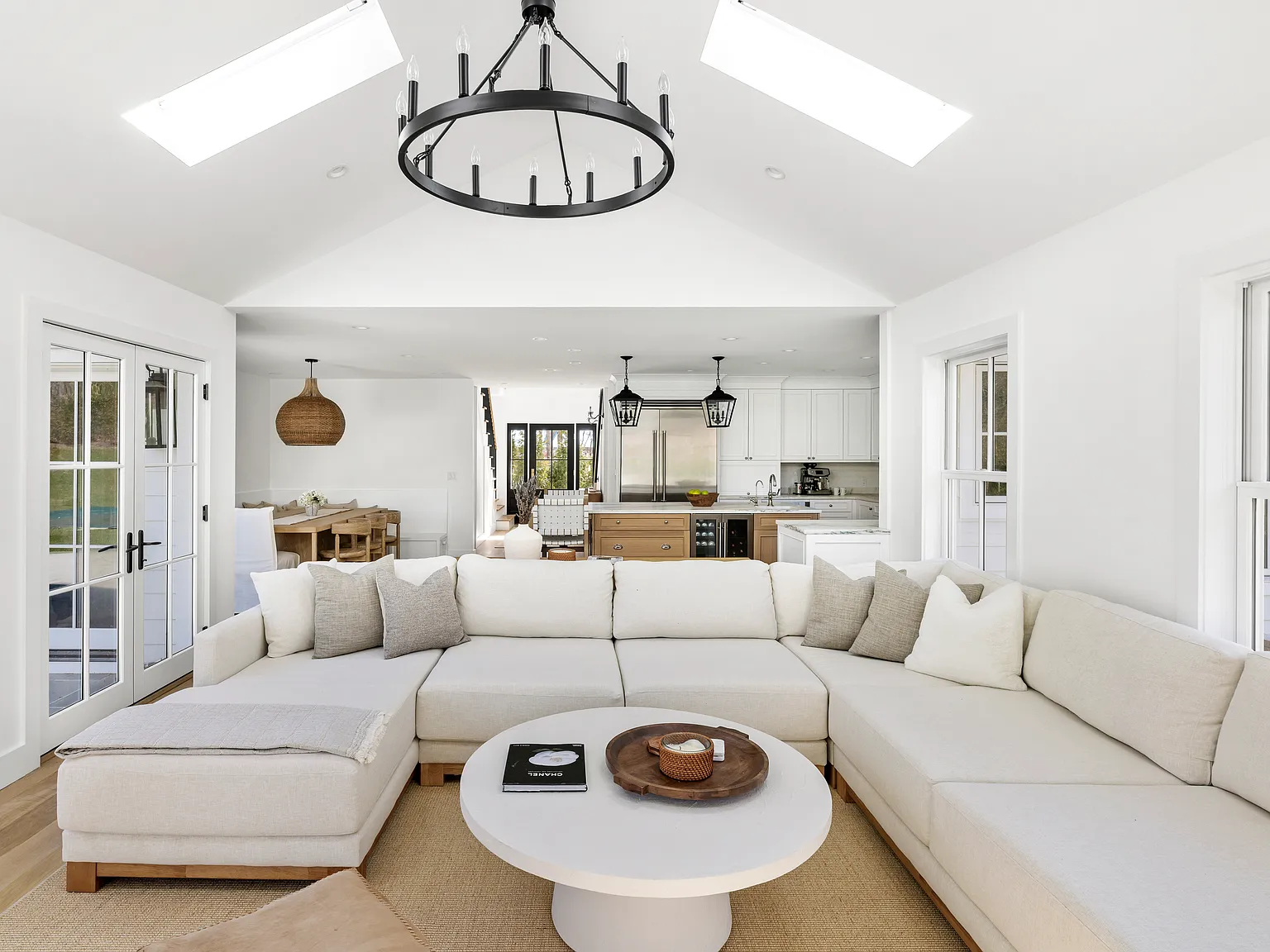 Stylish New Construction Near Ocean Beaches & Village Life — Photo 4
