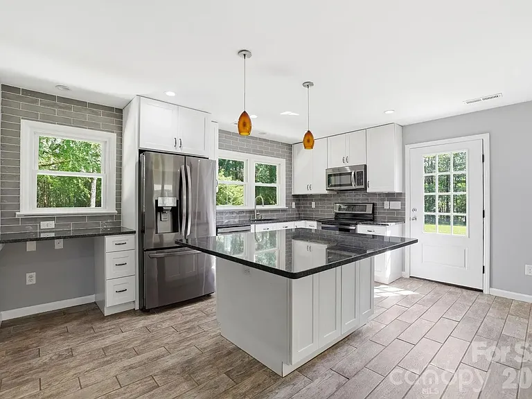 1108 Willoughby Rd — Photo 6