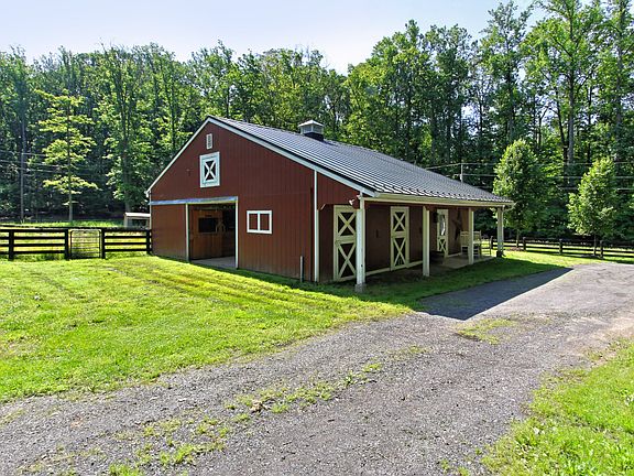 5 Stall barn, 3 Paddocks 