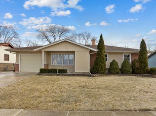 627 Crest Ave, Elk Grove Village, IL 60007