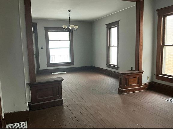 5th image of 1052 E Prairie St