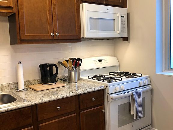 3rd image of 714 Lee St APT 5