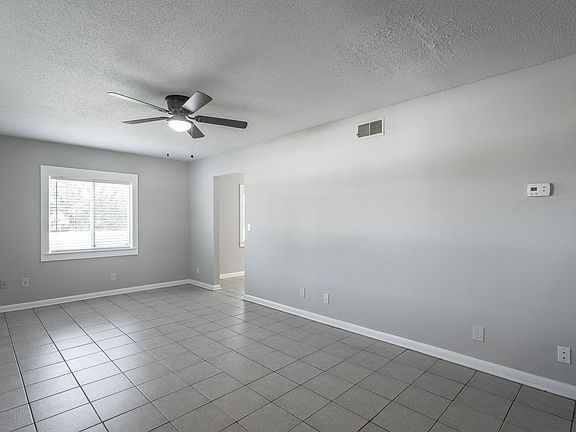 3rd image of 2908 Williamsburg Ln #2914