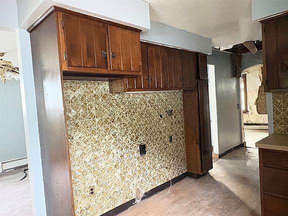 5th image of 118 Theron St