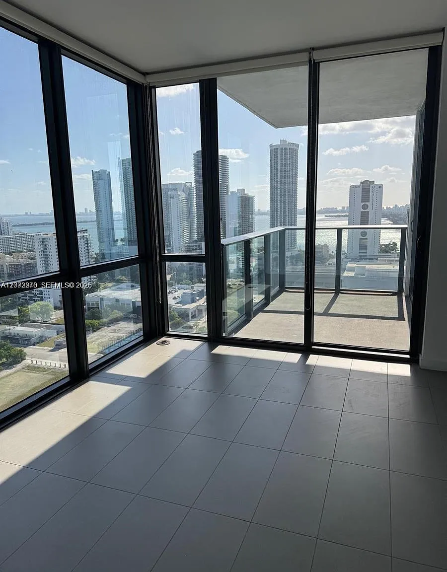 Canvas Condo — Photo 3