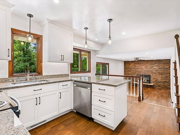 4th image of 1086 Carlton Dr