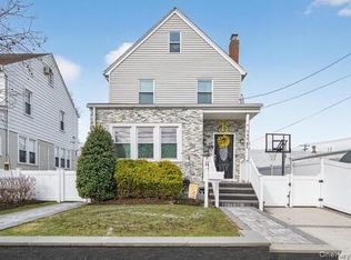 545 Marcellus Rd, Williston Park, NY 11596