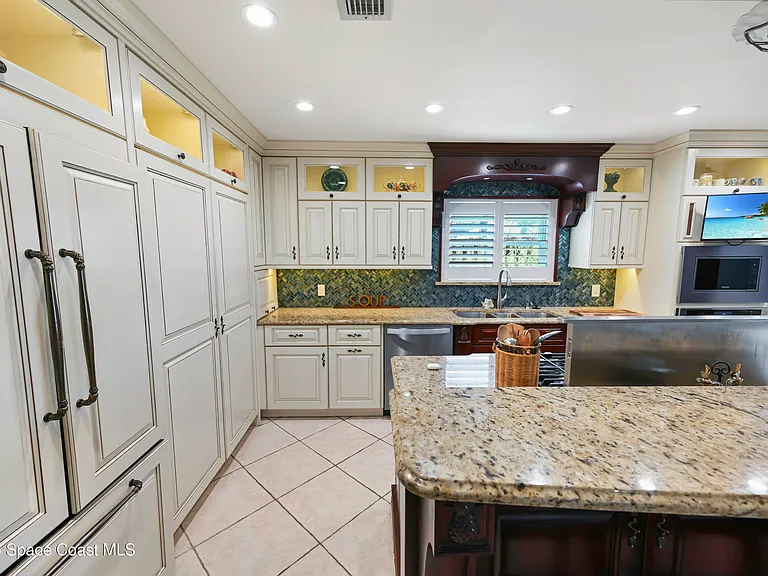 2230 Sykes Creek Dr — Photo 8