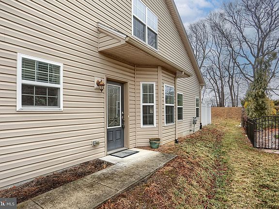 3rd image of 1263 Yarmouth Ln