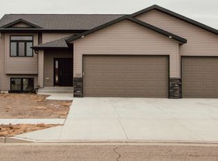 1303 Shires Dr SE, Mandan, ND 58554