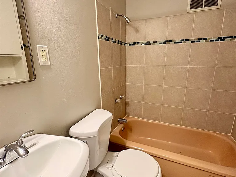 Corona Manor Apartments — Photo 19