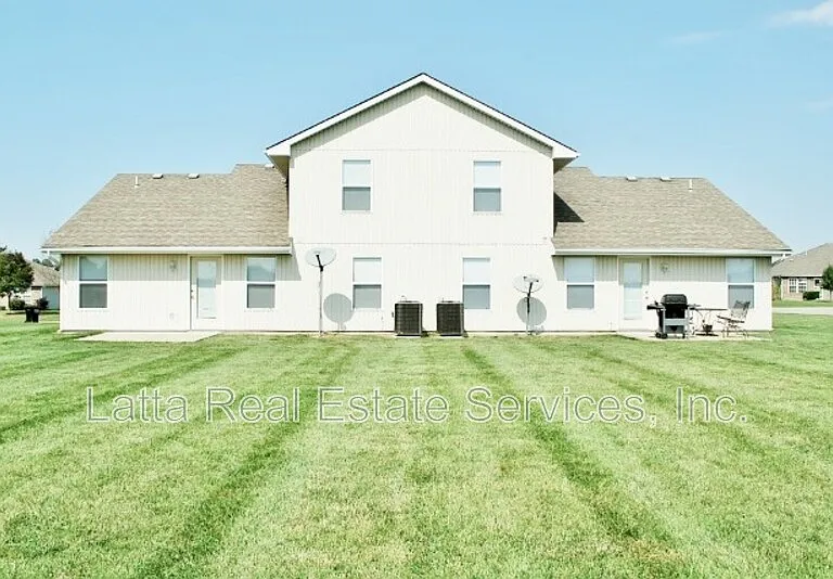 1031 NW Willow Dr — Photo 2