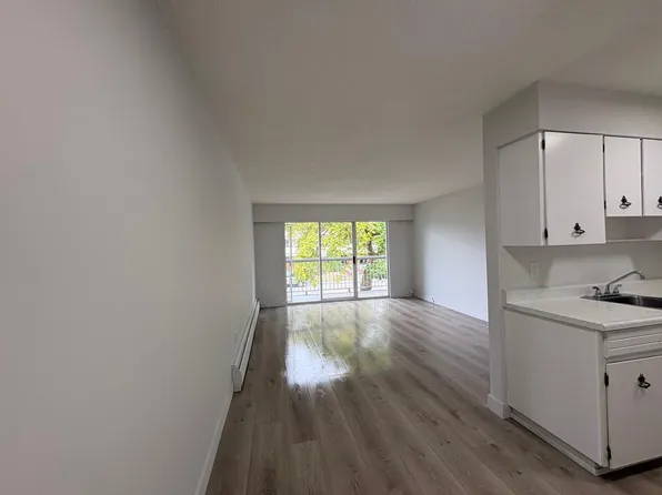 14884 N Bluff Rd #206, White Rock, BC V4B 3T2