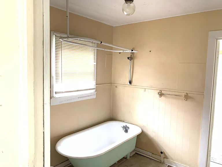 406 E Devers Ave — Photo 8