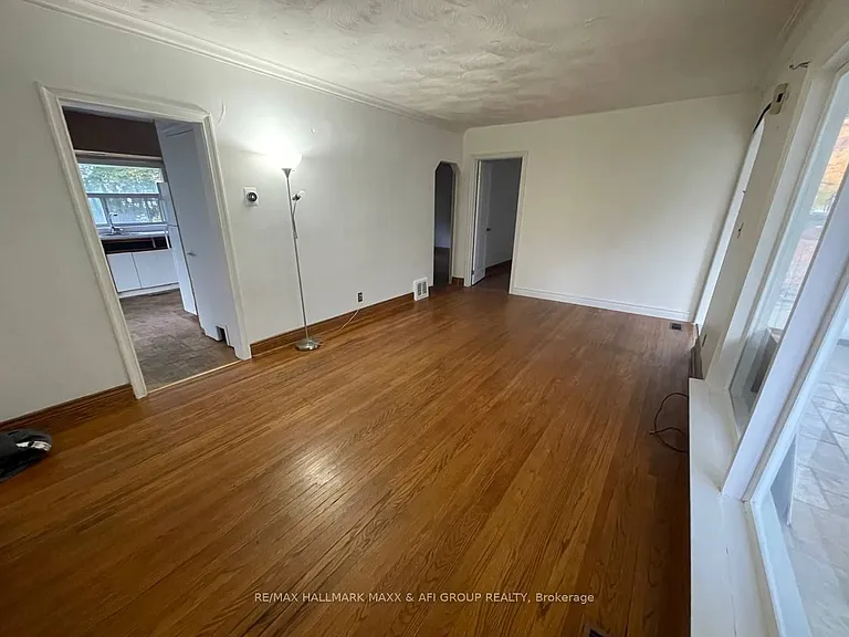54 Highland Park Blvd E — Photo 3