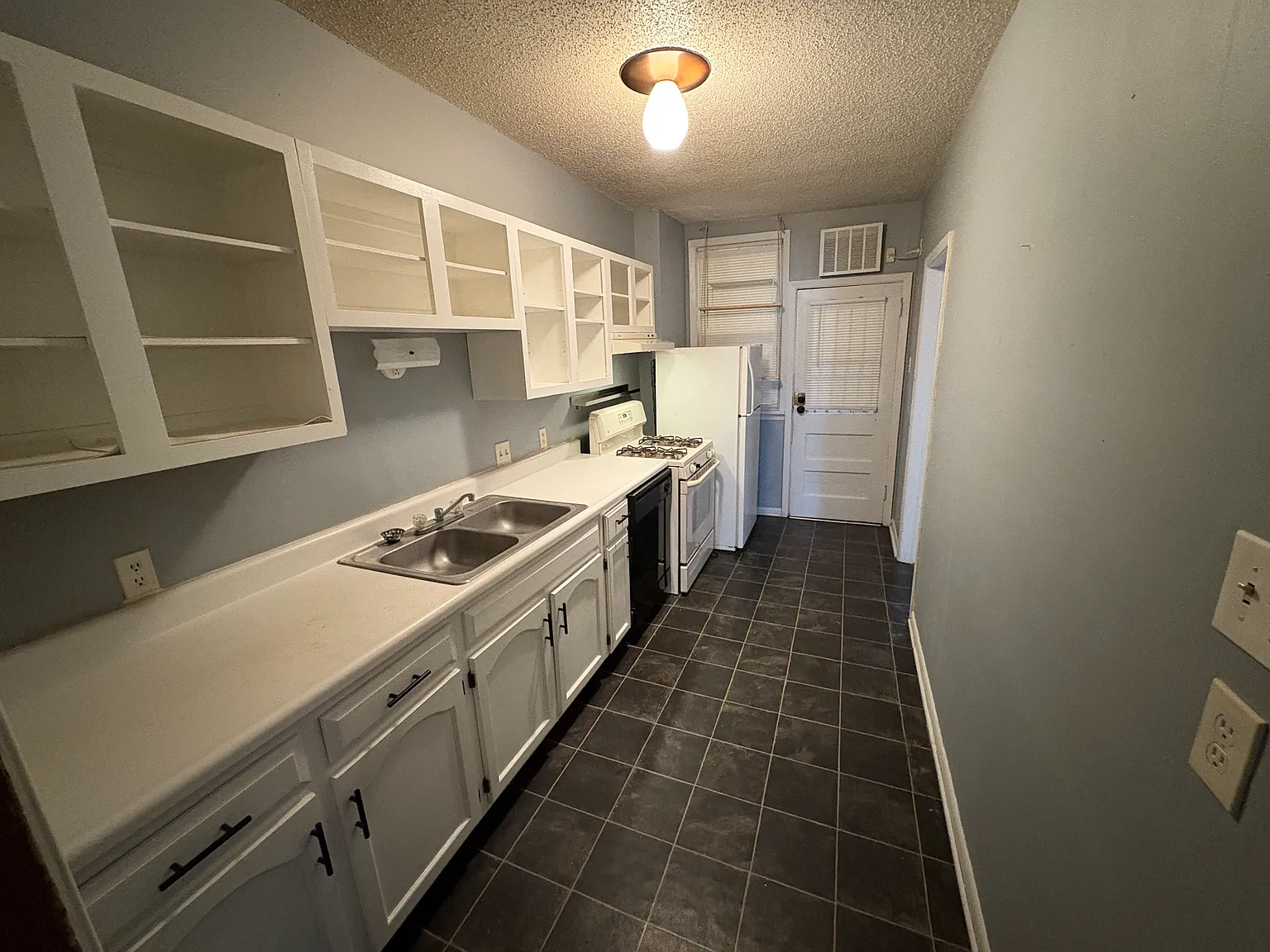 2 bed, 1000 sqft, $1,050 — Photo 3