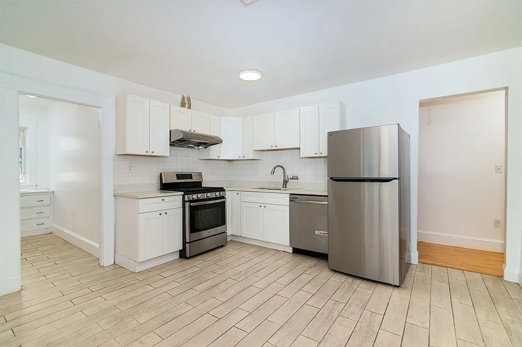 3 bed, 2.0 bath, 1200 sqft, $3,100 — Photo 2