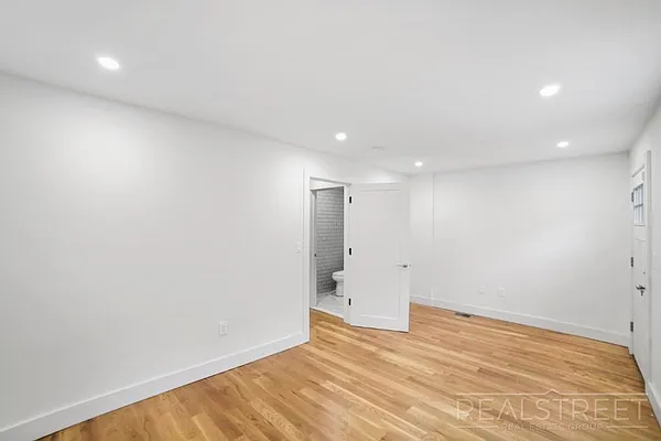 Rented by Real Street Inc | media 19