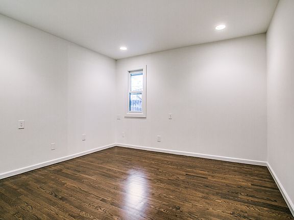 2nd image of 6251 Glennox Ln