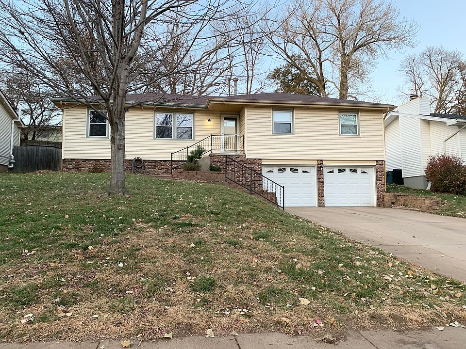 Raised Ranch! South driveway