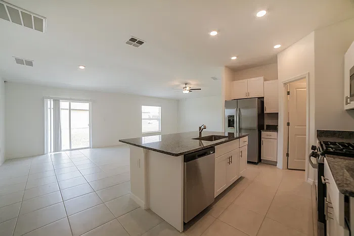 3 bed, 2.0 bath, 1555 sqft, $2,345 — Photo 4