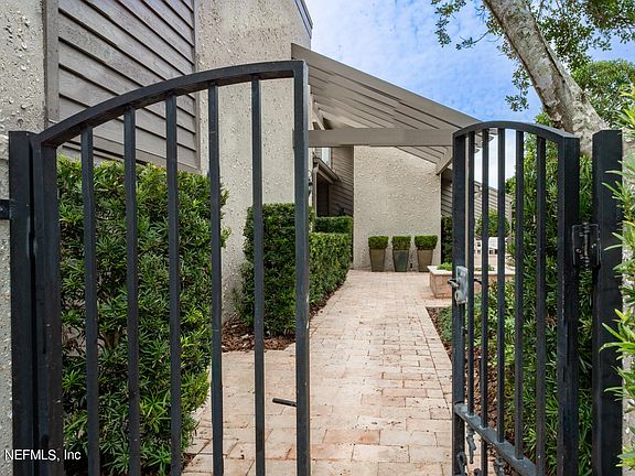 3rd image of 131 LAKE JULIA Drive N