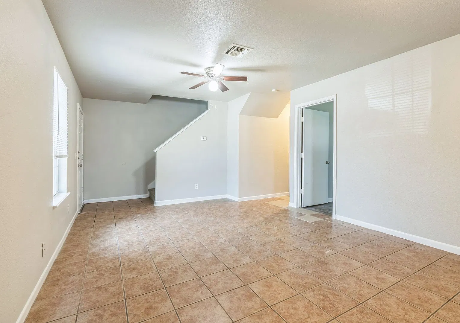 **2 Weeks Free Charming 3-Bedroom Townhome in a Great Location! — Photo 3