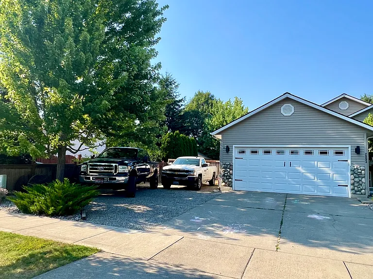2093 E Greenleaf Ln — Photo 2