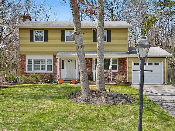 3rd image of 7 Shady Nook Dr