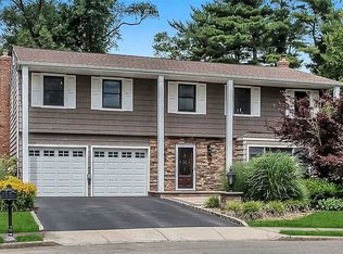 1 Roseanne Dr, Woodbury, NY 11797