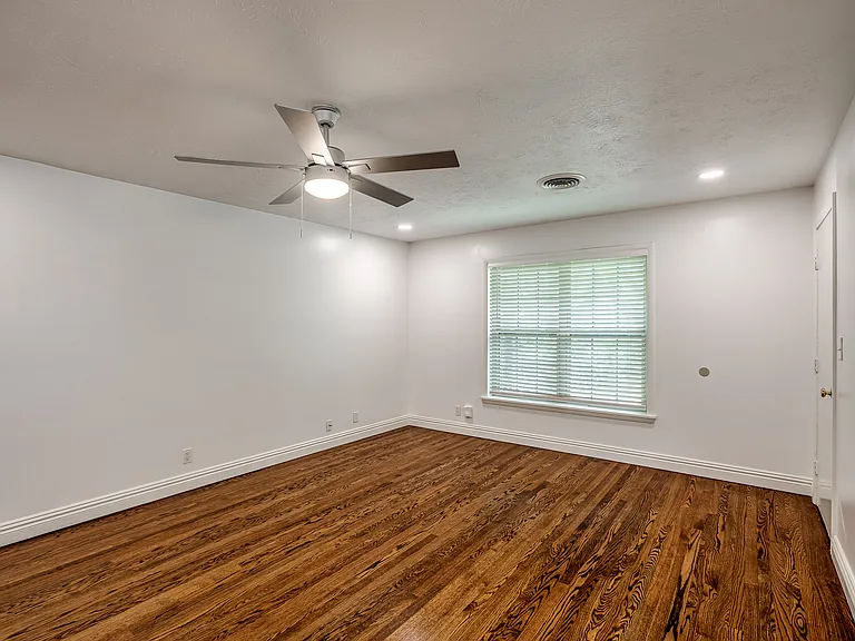 4620 N Harvey Pkwy #1/2 — Photo 13