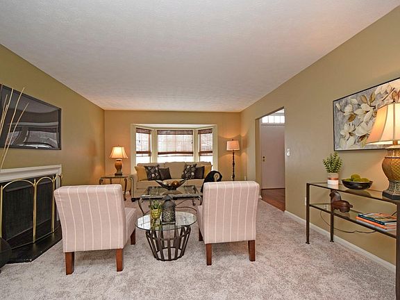 5th image of 90 Applewood Dr #90