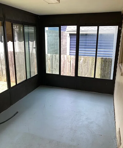 2124 Crittenden Dr — Photo 10