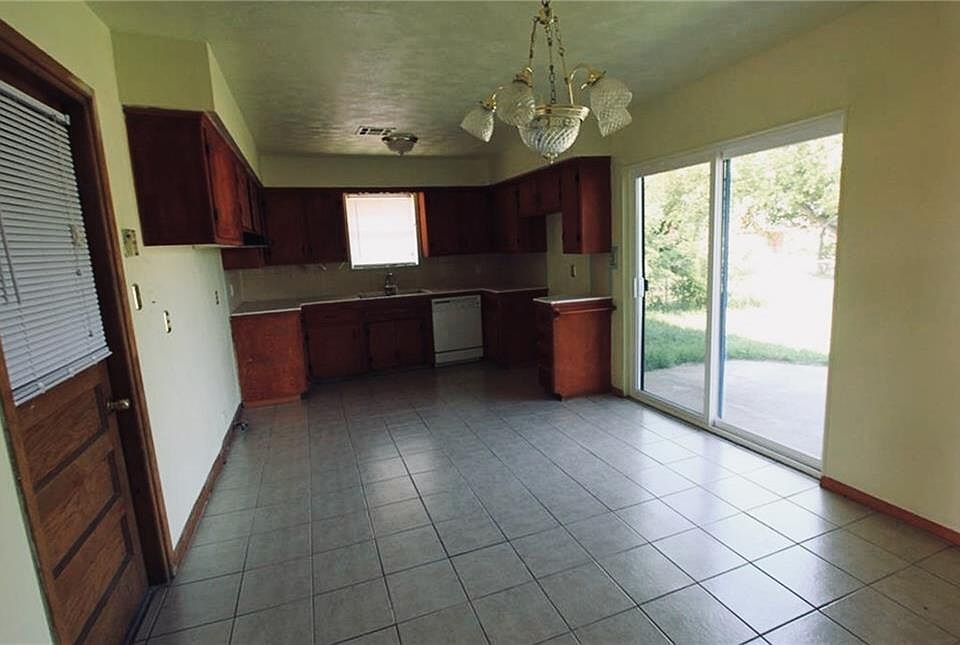 2nd image of 4437 Woodedge Dr