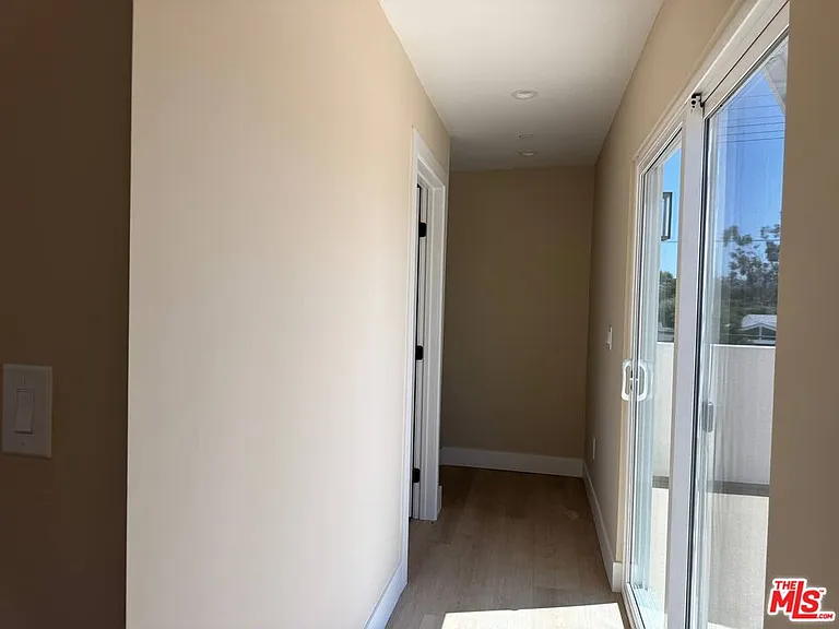 19104 Victory Blvd #19104 — Photo 11