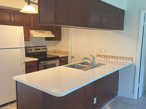 2nd image of 1015 Staghorn St
