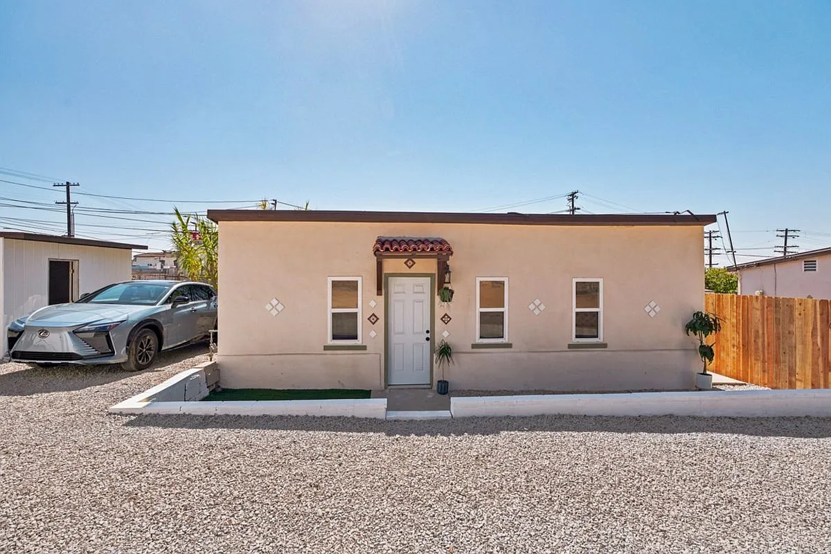 1 bed, 1.0 bath, 350 sqft, $2,000 — Photo 1